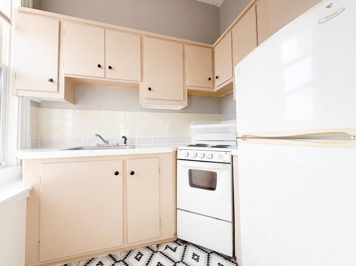 42 East Broadway — kitchen