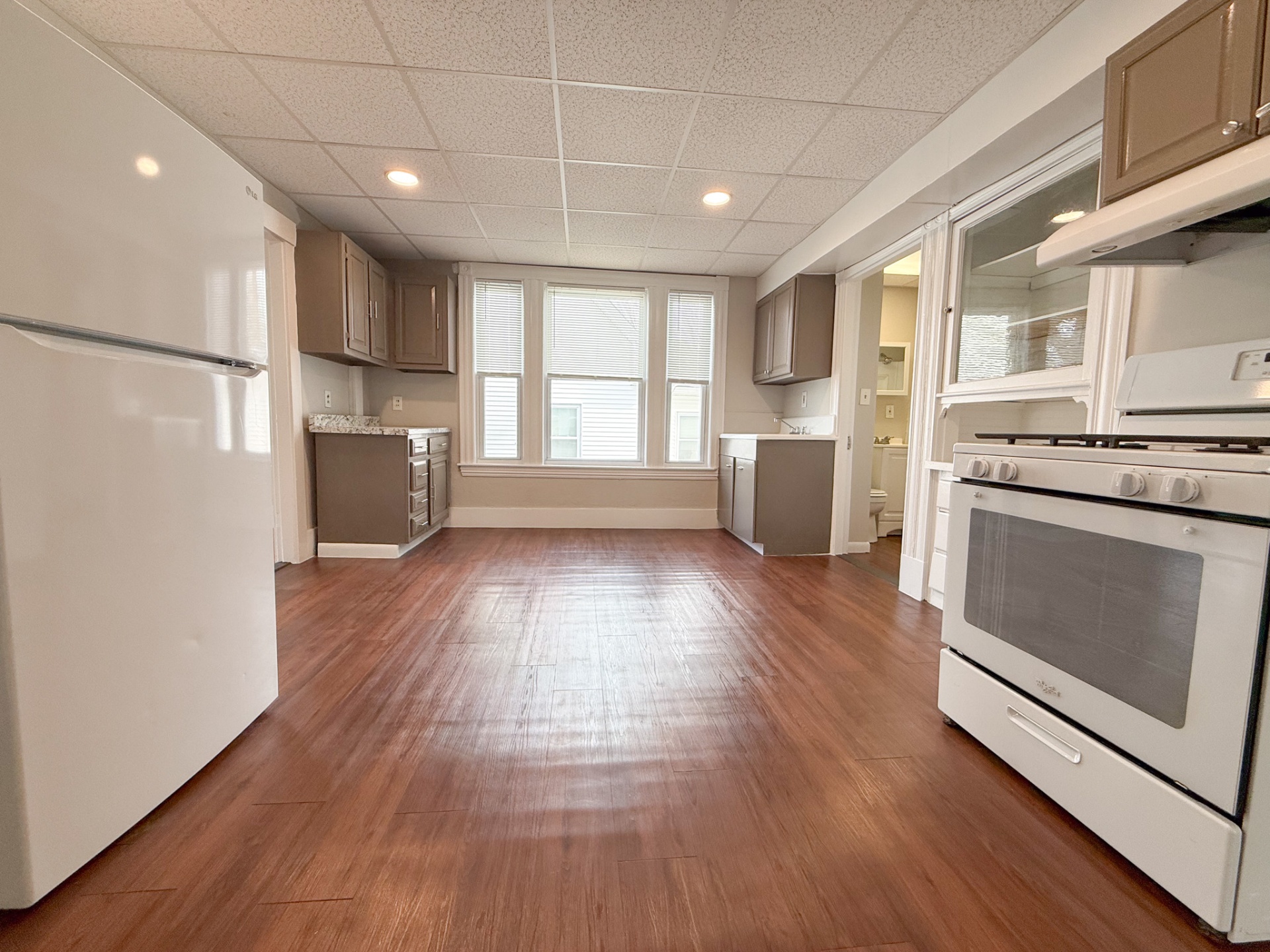 18–24 Blossom — eat-in kitchen with gas range