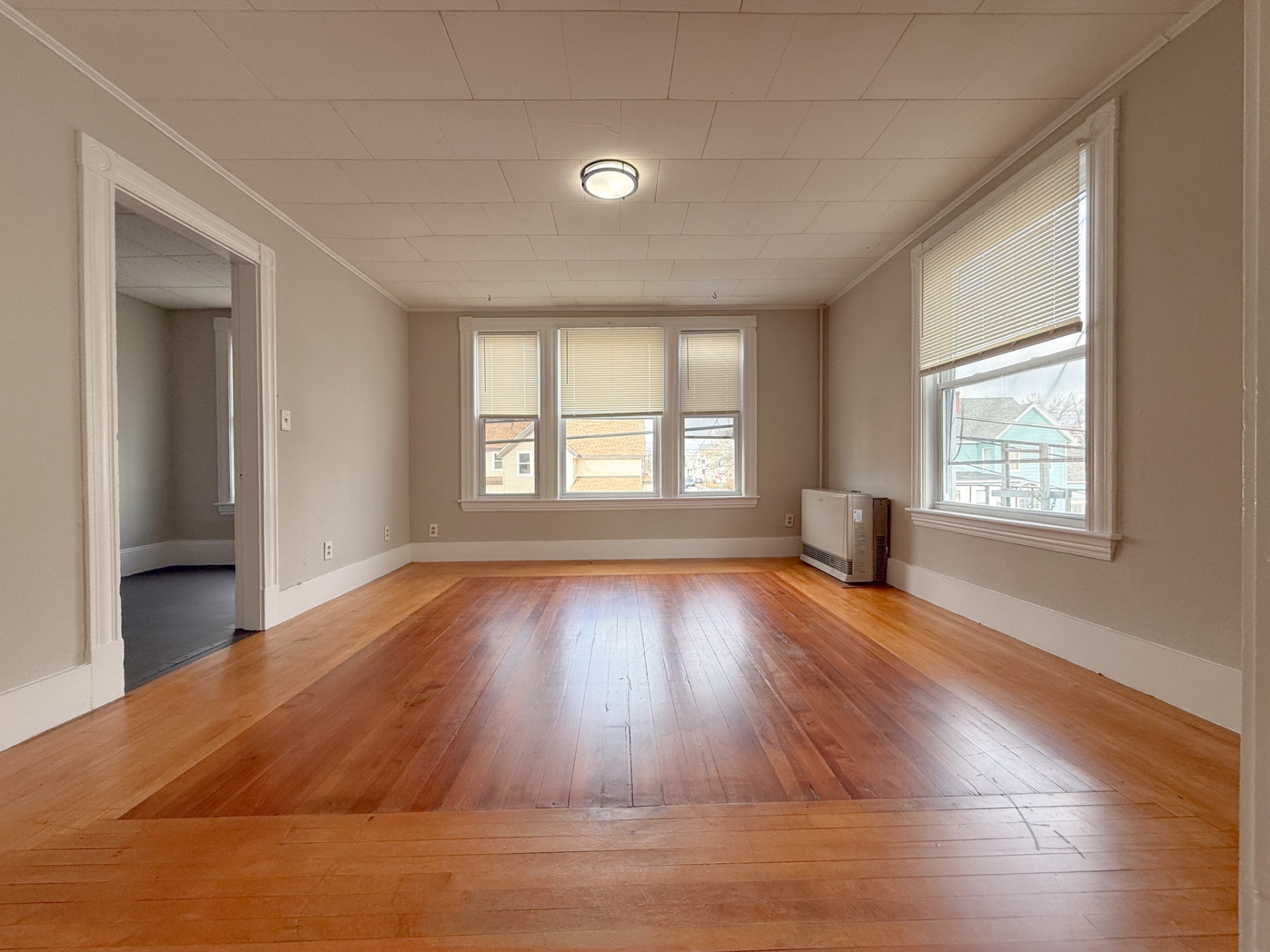 18–24 Blossom — living room with hardwood floors